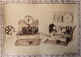 Madrid, baúl abierto que muestra los elementos de una estación de "Telegrafía militar" en dos imágenes. Fotógrafo desconocido