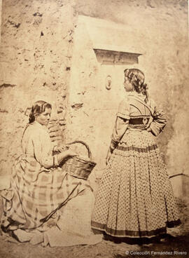 Córdoba, retrato de dos mujeres jóvenes con una cesta. J. Laurent.