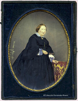 Barcelona, retrato de una mujer junto a una mesita. Moliné y Albareda.