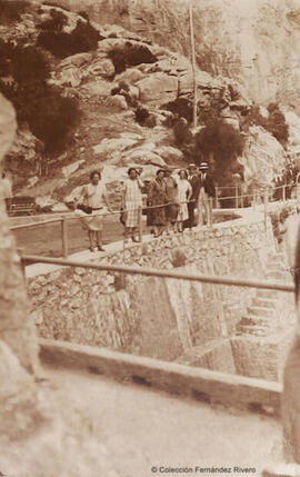 Álora (Málaga), en el Caminito del Rey un grupo de excursionistas. Fotógrafo desconocido.