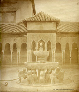 Granada, Alhambra, fuente en el Patio de los Leones. Masson.