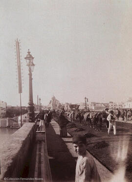 Sevilla, puente de Isabel II, o de Triana, con personas y caballerías atravesándolo. Autor desconocido.