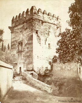 Granada, Alhambra, Puerta de hierro y Torre de los Picos. Fotógrafo desconocido.
