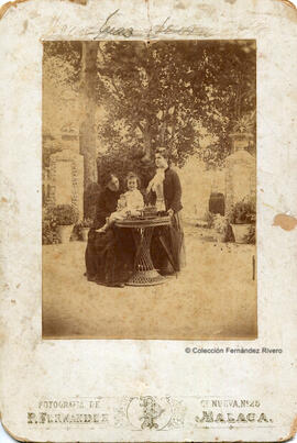 Carratraca (Málaga), retrato de Trinidad Grund con su sobrina y la hija de esta.