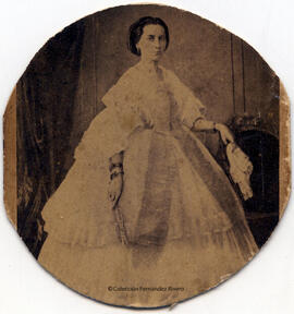 Barcelona, retrato de señora elegantemente vestida, con abanico y pañuelo. Moliné y Albareda.