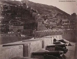 Gibraltar, castillo murallas y batería de cañones en el muelle. James Mann