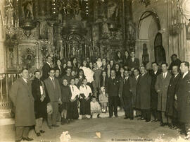 Málaga, retrato de un grupo familiar en un bautizo ante el altar mayor de una iglesia. Fotógrafo desconocido