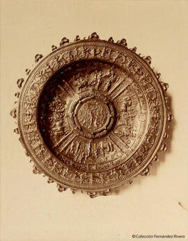 Plato o fuente metálica con bajorelieves de motivos mitológicos. [J. Laurent]