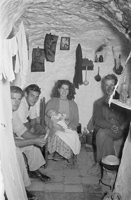 Vivienda cueva. Noviembre de 1954. Málaga, España.