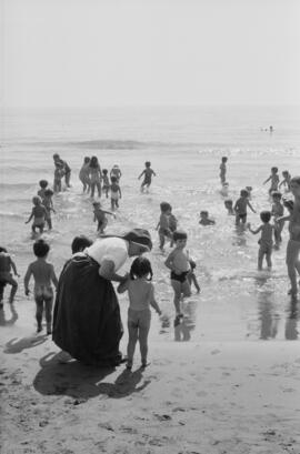 Niños del Grupo escolar "Santa Luisa de Marillac". Sor Montserrat Ballesteros Torralba. Balneario de San Patricio. Agosto de 1970. Málaga, España