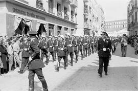 Calle Alcazabilla, esquina calle Zegrí y calle Santiago. Marzo de 1959. Autoridades y ciudadanos delante de Comercial España Gaztambide asistiendo a un desfile. Málaga, España.