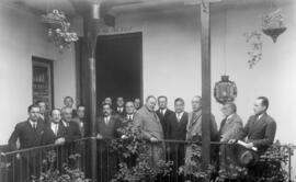 Emilio Portes Gil, ex-presidente de Méjico, en la Sociedad Económica con un grupo de directivos de la misma. Málaga. 1931. Retrato de grupo.