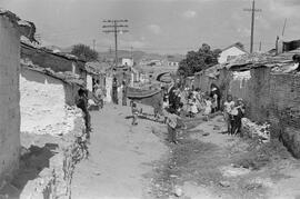 Viviendas. Arroyo del Cuarto. 1956-09. Las monjas del Colegio de Gamarra visitan la barriada. Septiembre de 1956. Málaga, España.