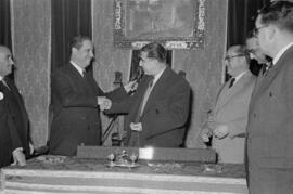Entrega al Presidente del bastón de mando en la Diputación Provincial de Málaga. Enero de 1954. Málaga, España 02