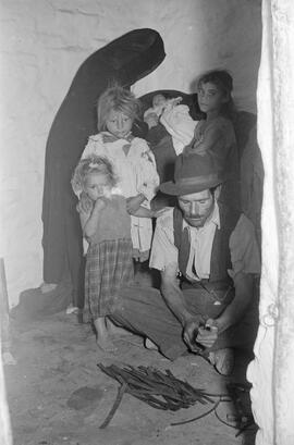 Viviendas. Arroyo del Cuarto. 1956-09. Las monjas del Colegio de Gamarra visitan la barriada. Septiembre de 1956. Málaga, España.