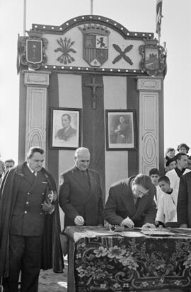 El gobernador civil, Manuel García del Olmo en la bendición y colocación de la primera piedra del grupo escolar en Fuengirola. Málaga. Febrero de 1954. Málaga. España.