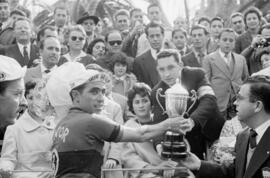 Vicente Iturat Gil recoge el premio en la VI Vuelta Ciclista a Andalucía. Etapa Málaga. Febrero, 1959. Málaga, España.
