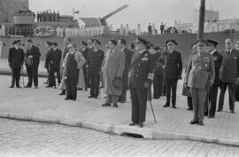 autoridades civiles junto al Almirante de la Marina tras su llegada al Puerto de Málaga. Enero de 1954. Málaga. España.
