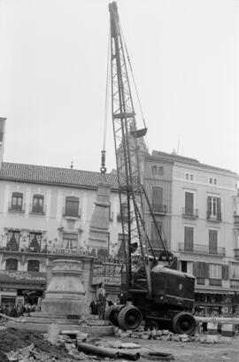Plaza de la Constitución. Febrero de 1960. Desmontando el Sonajero. Málaga, España.