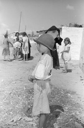 Viviendas. Arroyo del Cuarto. 1956-09. Las monjas del Colegio de Gamarra visitan la barriada. Septiembre de 1956. Málaga, España.