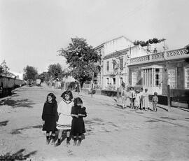 Hermanas del autor - Candelaria, Carmen e Isabel en la carretera de Almería. Málaga. 1912. España. Colección Gonzalo de Castro-073