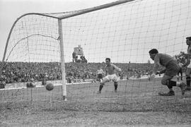 Partido de fútbol Club Deportivo Málaga y Hércules de Alicante Club de Fútbol. 1949-04-10. (1-0). Estadio de la Rosaleda. Málaga, España. Gol de Miguel Cabrera, delantero del CD Málaga.