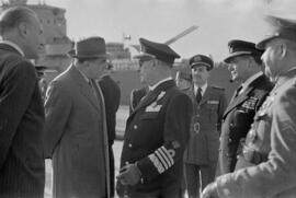 El alcalde Pedro Luis Alonso y el gobernador civil, Manuel García del Olmo junto al Almirante de la Marina tras su llegada al Puerto de Málaga. Enero de 1954. Málaga. España.