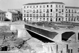 Río Guadalmedina, puente del Carmen en construcción, corralón de la Muñeca. Hacia 1938. Málaga, España.