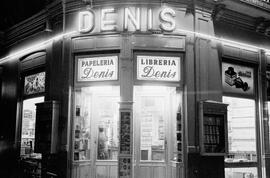 Papelería Denis. Calle Santa Lucía esquina calle San Telmo. Vistas nocturnas de Málaga. Marzo de 1959. España.