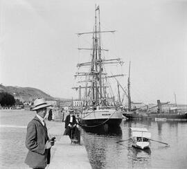 Paquebote “CARLOS”. Sentado en un noray Juan Gutiérrez. Puerto de Málaga. 1913. España. Colección Gonzalo de Castro-194