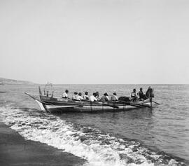 Jábega Lª 3ª - 1429 preparada para calar la red  en la playa de Pedregalejo. 1912. Málaga. España. Colección Gonzalo de Castro-134