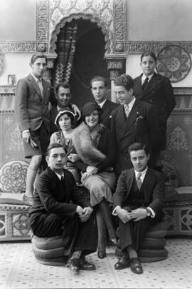 Imperio Argentina rodeada de un grupo de personas en el Estudio Fotográfico Arenas. Málaga. Hacia 1935. Retrato 01
