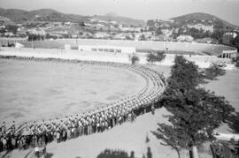 Alumnos haciendo deporte en la Escuela de Formación Profesional Francisco Franco. Abril de 1959. Málaga, España