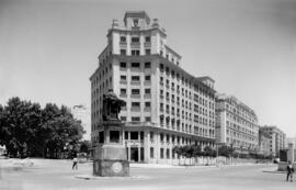 Edificio de la Delegación Provincial de Sindicatos. En Muelle Heredia. Hacia 1955. En Málaga, España. Fondo Bienvenido-Arenas