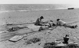 El Palo. Pescadores revisando redes. Málaga, España. Fondo Roisin 12