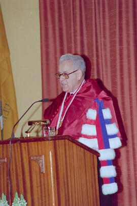 Investidura como Doctor "Honoris Causa" de D. Eduardo García de Enterría por la Universidad de Málaga. Paraninfo. Abril de 1999
