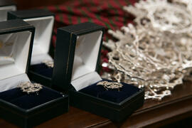 Medallas de la Cofradía de los Estudiantes. Misa de Lunes Santo. Iglesia de San Agustín. Marzo de 2018