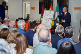 Intervención de Francisco de la Torre en la inauguración del mural de Ángel Idígoras en la Facultad de Ciencias Económicas y Empresariales de la Universidad de Málaga. Campus de El Ejido. Junio de 2022