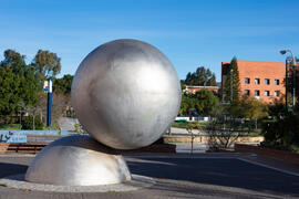 Escultura en la Facultad de Ciencias de la Universidad de Málaga. Campus de Teatinos. Febrero de 2021
