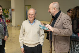 Carlos Barceló y Eugenio Luque. Donación de la obra "Desconexión" a la Facultad de Econ...