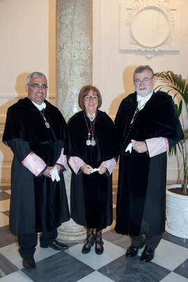 Adelaida de la Calle junto con los rectores José Manuel Roldán y Antonio Ramírez de Arellano momentos previos de salir en el desfile procesional de la estación de penitencia de la Hermandad de los Estudiantes. Abril de 2014