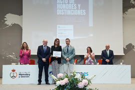 Reconocimiento especial a Carmen de Vivero de Porras por su promoción como profesora permanente laboral en la Facultad de Marketing y Gestión. Campus de Teatinos. Junio de 2025