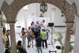 Manu Sánchez y Selu García Cossío. Curso "30 años de Carnaval de Cádiz, máximo exponente del...