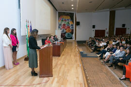 Intervención de una alumna en su graduación de Máster de la Facultad de Ciencias Económicas y Emp...