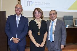 Entrega de la Medalla de Oro de la Facultad de Medicina de la Universidad de Málaga a Yolanda Gar...