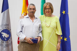 Retrato con la rectora en el homenaje a los jubilados y al personal que cumple 25 años de servici...