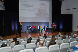 María Isabel Hombrados presenta la conferencia "Dialogando" con Raquel Haro. Facultad d...