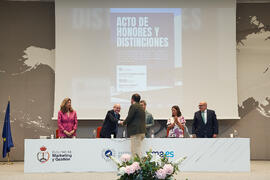 Entrega del reconocimiento a Canal Málaga RTV por su programa Mundo Empresarial. Acto de Honores y Distinciones de la Facultad de Marketing y Gestión. Campus de Teatinos. Junio de 2025