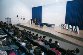 Ernesto Pimentel presenta la conferencia "Dialogando" con Chema Alonso. Salón de actos ...