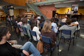 Asistentes a la presentación de la novela 'El protegido', de Pablo Aranda. Biblioteca General. Ab...